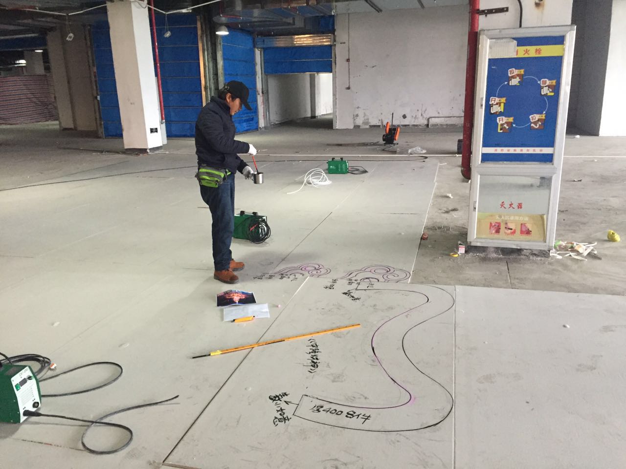 自贡彩灯匠人放样